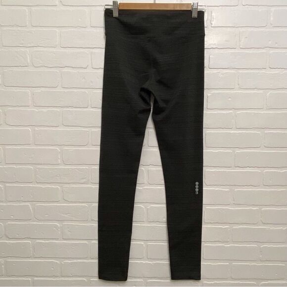 2/40$ BENCH legging charcoal small lightweight athletics sports yoga small - Picture 3 of 15